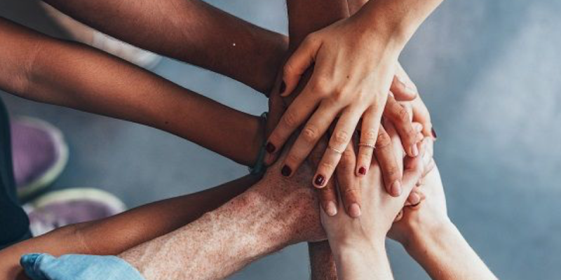 Handen grijpen in elkaar