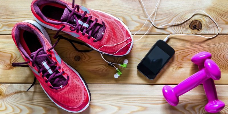 Sportschoenen, halters en telefoon met headphone